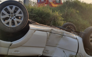 Homem fica ferido após capotar o carro