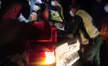 Motociclista é arremessado em carroceria de caminhonete após acidente