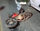 Acidente entre três veículos deixa motociclista gravemente ferido
