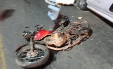Acidente entre três veículos deixa motociclista gravemente ferido