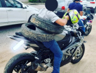 Motociclista é visto levando pneus de um jeito diferente