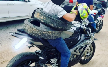 Motociclista é visto levando pneus de um jeito diferente