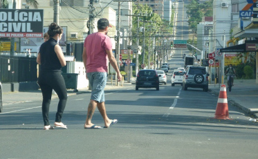 Alguns com máscara, outros se exercitando... o povo na rua