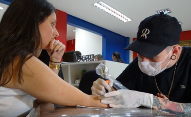 Tendência no mundo das tatuagens faz sucesso no Criciúma Shopping