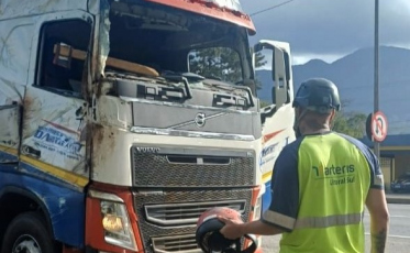 Motorista é flagrado dirigindo de capacete uma carreta sem para-brisa na BR-101