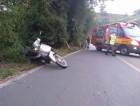 Motociclista tem fraturas após colidir contra caminhão