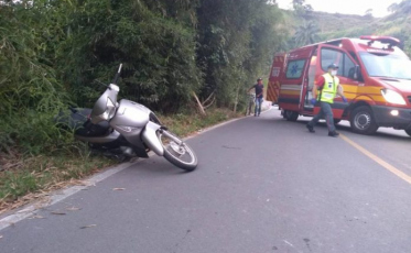 Motociclista tem fraturas após colidir contra caminhão