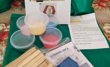 Frequentadores do Caps recebem kits para realização de trabalhos durante a pandemia