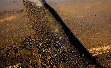 Corte no asfalto e carro danificado na Alexandre Beloli