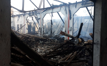 Funilaria é consumida pelas chamas no Rio Maina (VÍDEOS)