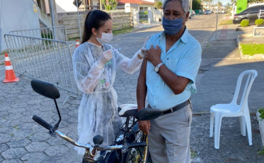 Covid-19: Morro da Fumaça vacina 234 idosos de 66 e 67 anos de idade