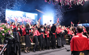 Abraços, risos, lágrimas e recordações na formatura de Direito da Unesc