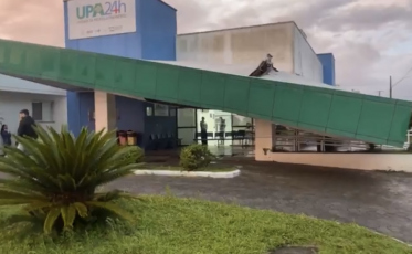 Cobertura da UPA de Araranguá desmorona após fortes ventos