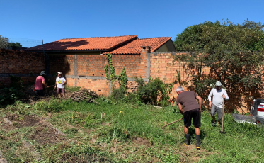 Comunidade renova canteiros de horta comunitária em Araranguá