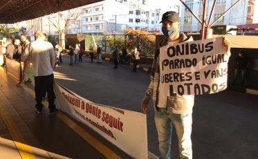Angustiados, funcionários do transporte coletivo protestam (VÍDEOS)