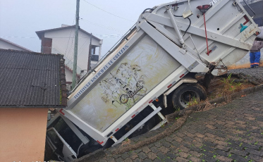 Caminhão de lixo colide com casa em Orleans