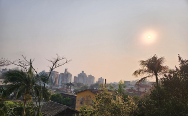 Decorrente de queimadas no Pantanal, esbranquiçado do céu predomina no final de semana