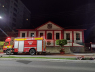 Bombeiros combatem incêndio em escola de Orleans