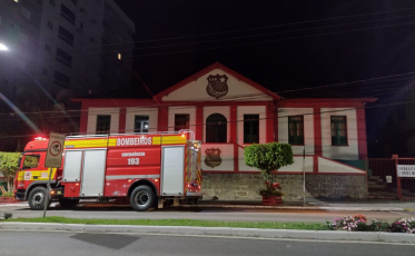 Bombeiros combatem incêndio em escola de Orleans
