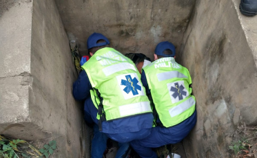 Idoso cai em bueiro com cerca de dois metros de profundidade em Criciúma