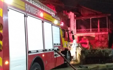 Bombeiros combatem incêndio em residência de Tubarão