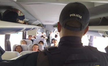 PRF orienta sobre a importância do cinto de segurança