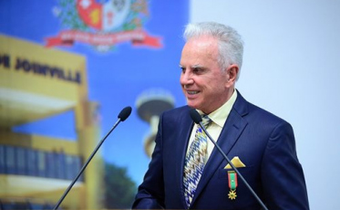 “Não podemos continuar reclamando da política se não fizermos nada”