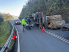 Tombamento de caminhão dificulta trânsito na Serra do Rio Rastro