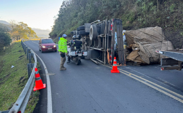 Tombamento de caminhão dificulta trânsito na Serra do Rio Rastro