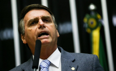 Bolsonaro diz que usará decreto para conceder posse de arma