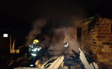 Incêndio deixa casa destruída em Araranguá