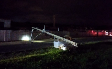 Condutor colide com dois postes e foge do local em Criciúma