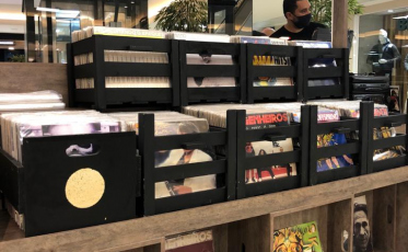 Feira de Vinil marca fim de semana no Shopping Della