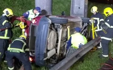 Motorista fica preso em ferragens após acidente na marginal da BR-101