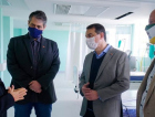 Em visita à Laguna, Carlos Moisés entrega equipamentos para UTI