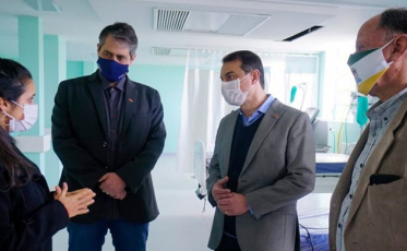 Em visita à Laguna, Carlos Moisés entrega equipamentos para UTI