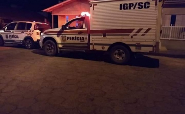 Mulher enterra feto nos fundos de casa 