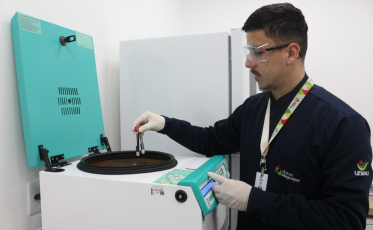 Laboratório de Análises Clínicas da Unesc recebe avaliação de excelência