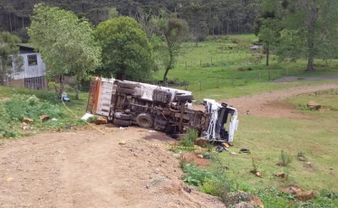 Caminhão do lixo cai em ribanceira em Bom Jardim da Serra 
