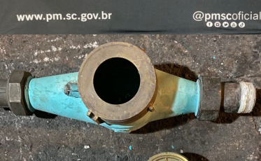 Dupla é presa por furto e receptação de hidrômetros em Criciúma