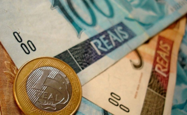 13º salário: mais brasileiros vão gastar com presentes do que com pagamento de dívidas