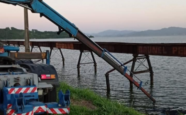 Em laguna, motorista sai da pista e carro cai na água 