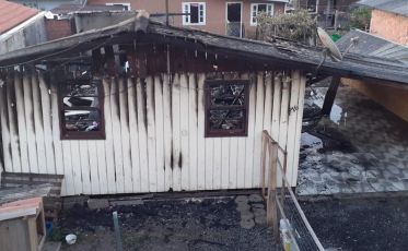 Em Urubici, incêndio atinge residência e idosa tem 70% do corpo queimado