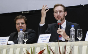 O que tenta barrar o impeachment de Carlos Moisés