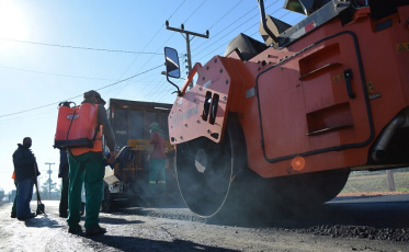 Rua Abel Maccari recebe asfalto em Morro da Fumaça