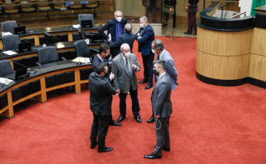 Deputados alertam para máscaras de baixa qualidade distribuídas nas escolas