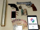 Suspeito de tráfico de drogas é preso com duas armas e 200 gramas de maconha