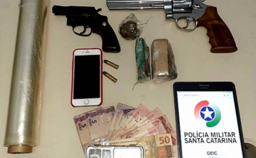 Suspeito de tráfico de drogas é preso com duas armas e 200 gramas de maconha