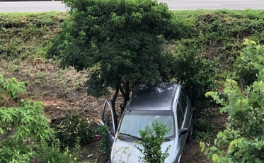 Em Laguna, carro com três pessoas sai da pista e capota 