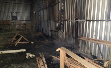 Incêndio atinge madereira no distrito do Rio Maina